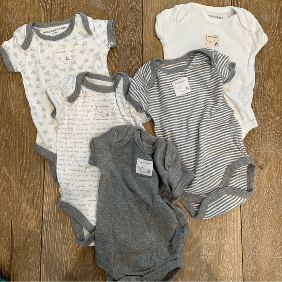 Lot of 15 baby onsies size 0-3 months Carters Zara Burt’s Bee’s and Baby Gown - Picture 5 of 6